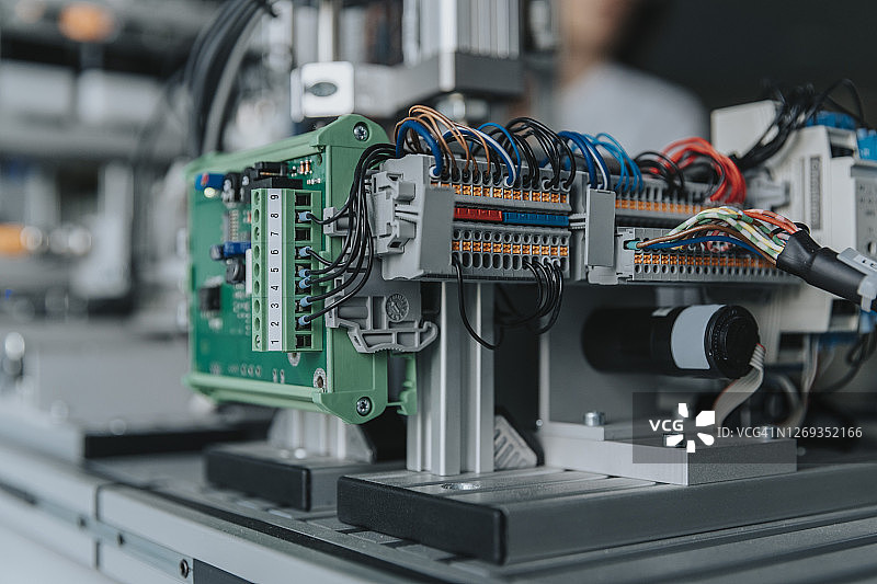 工厂实验室桌子上设备的特写图片素材