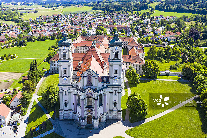 德国巴伐利亚州奥托博伊伦夏季奥托博伊伦修道院及周边城镇的直升机景观图片素材