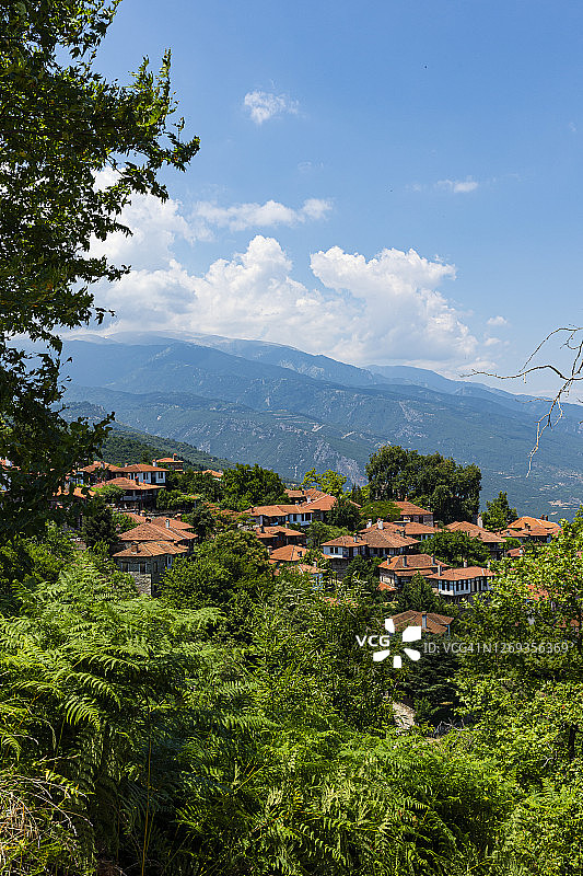 希腊中央马其顿奥林匹斯山上的帕莱奥斯潘泰莱蒙纳斯村庄夏季风光图片素材