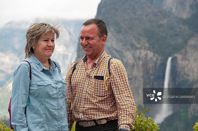 在优胜美地山谷的情侣图片素材