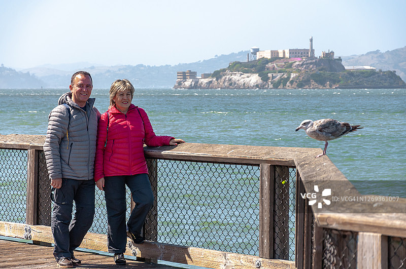 情侣、恶魔岛和海鸥图片素材