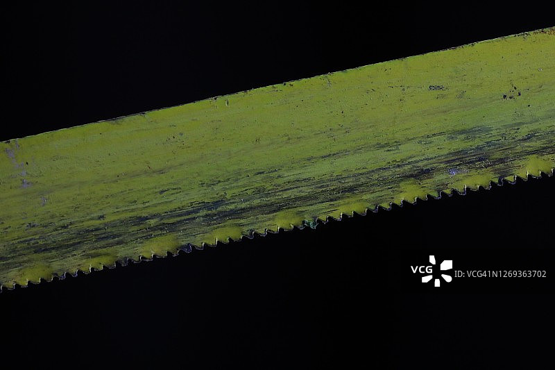 黑色背景上的钢锯条图片素材