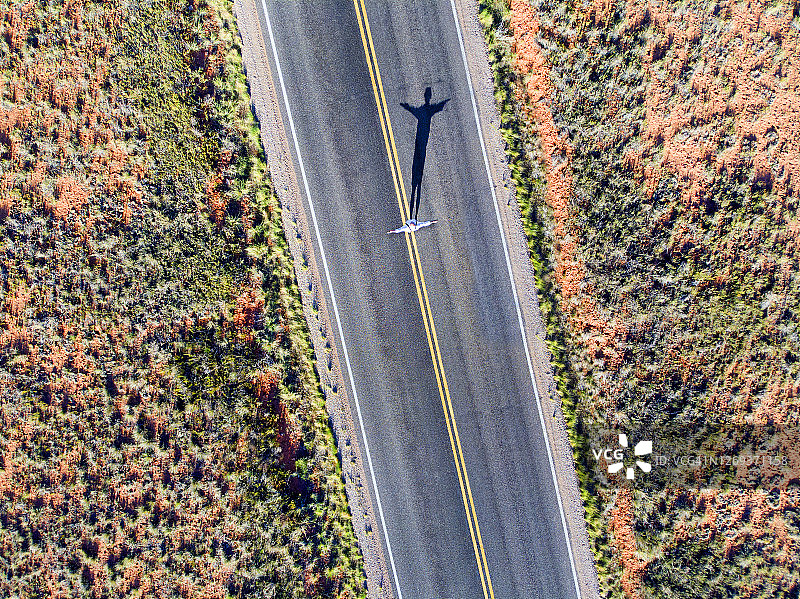 站在路中央的男人图片素材
