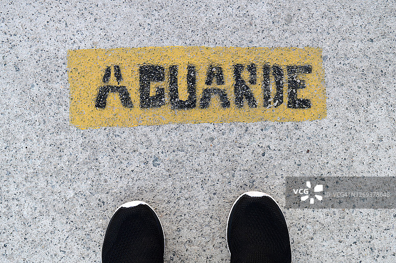 地板上用葡萄牙语写着“WAIT”(AGUARDE)图片素材