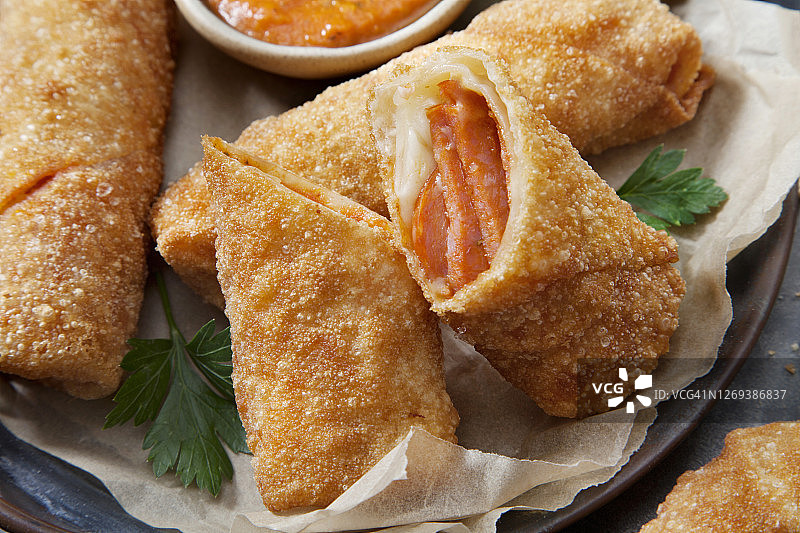 意大利辣香肠披萨蛋卷配马里纳拉酱图片素材