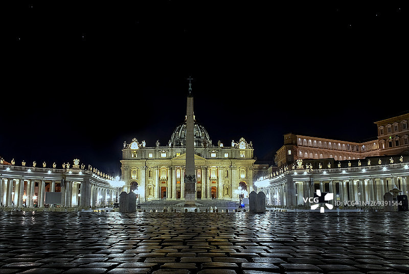 梵蒂冈圣彼得大教堂夜景图片素材