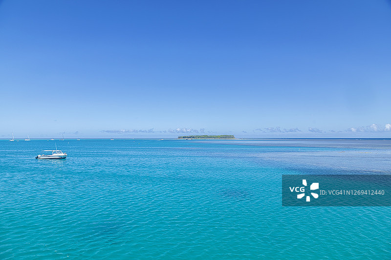 大堡礁穆斯格雷夫夫人岛蓝色水域和珊瑚礁的航拍景观图片素材