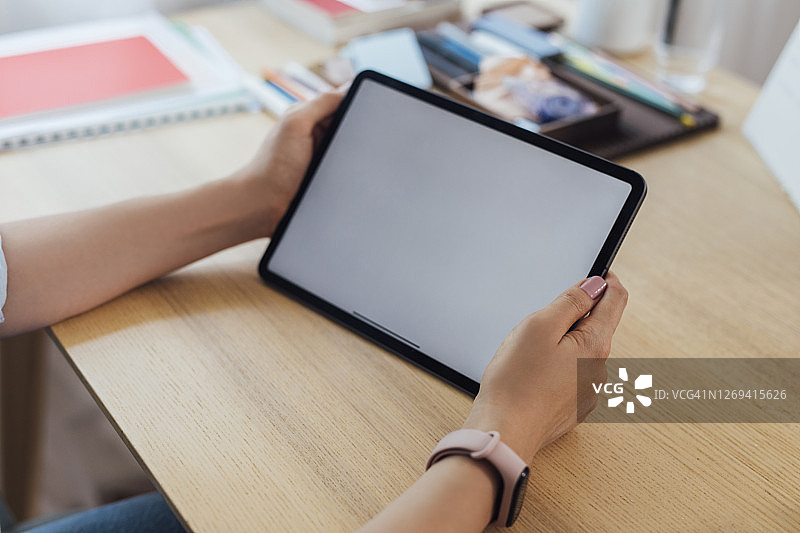 女人在家使用平板电脑的手图片素材