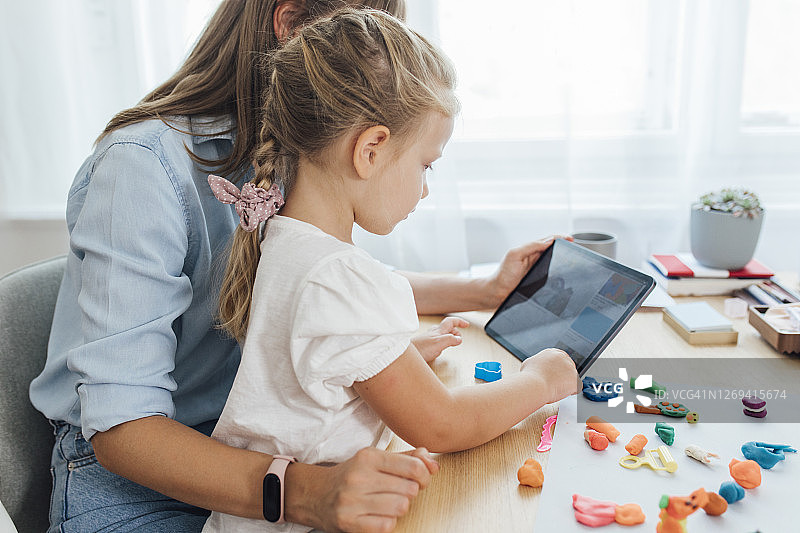 母女在家制作橡皮泥人偶图片素材