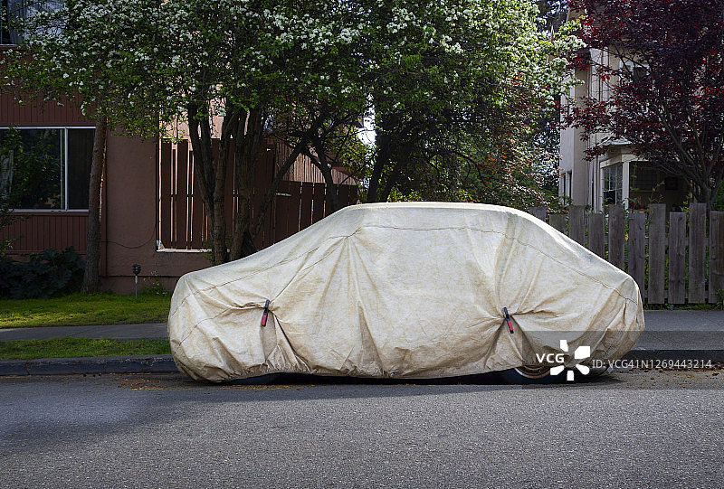 街上覆盖着罩布的小汽车图片素材