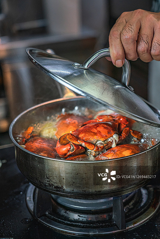 锅里煮螃蟹图片素材