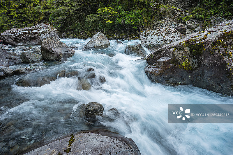 峡湾国家公园的霍利福德河图片素材