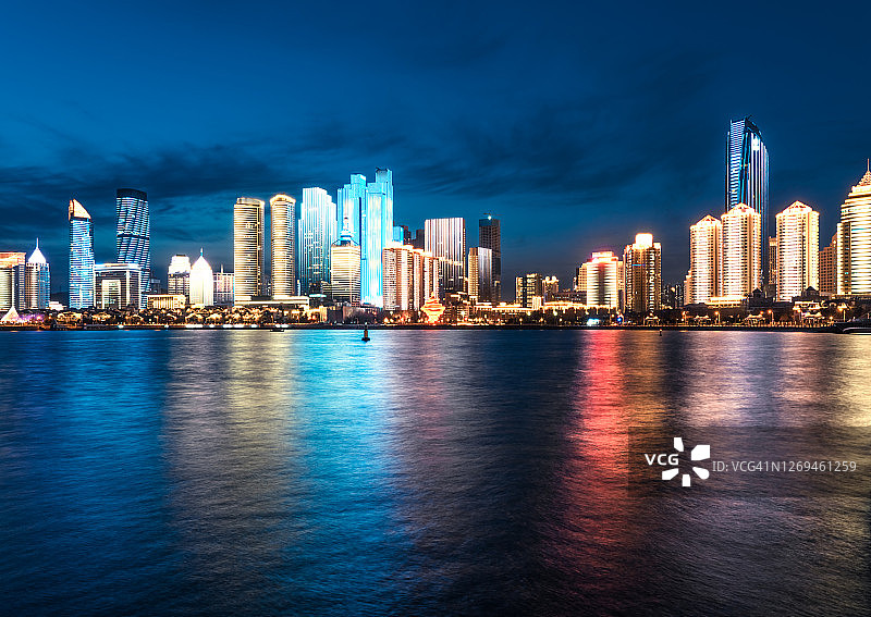 从海对面看繁荣的城市图片素材