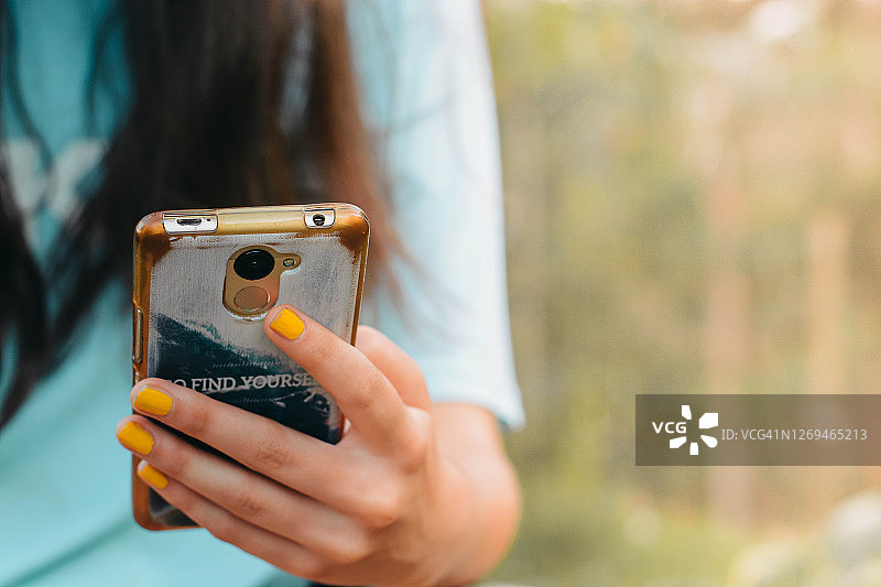 在户外使用手机图片素材