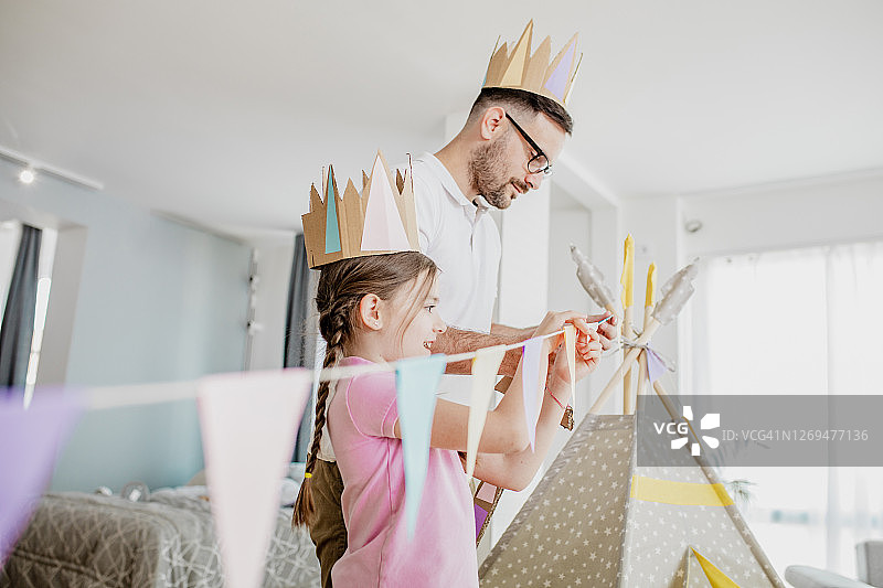 父女在客厅里玩耍和搭建帐篷图片素材