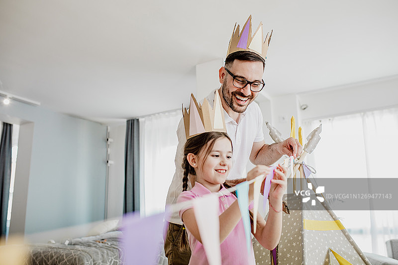 父女在客厅里玩耍和搭建帐篷图片素材