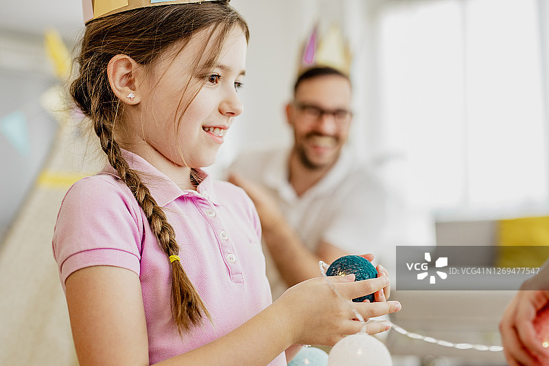 父女在客厅里玩耍图片素材