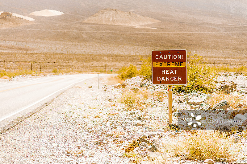驾车穿越死亡谷图片素材