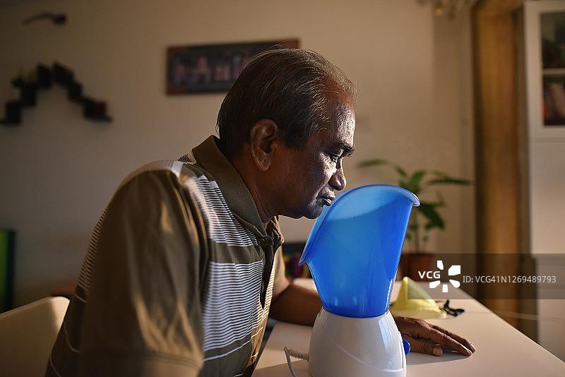 老年人员使用蒸汽蒸发器图片素材