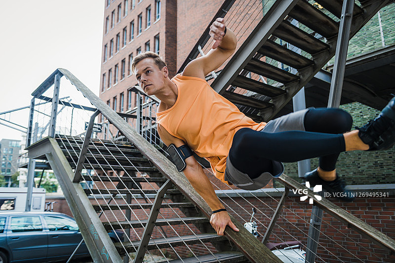 做城市跑酷的年轻白人男子图片素材