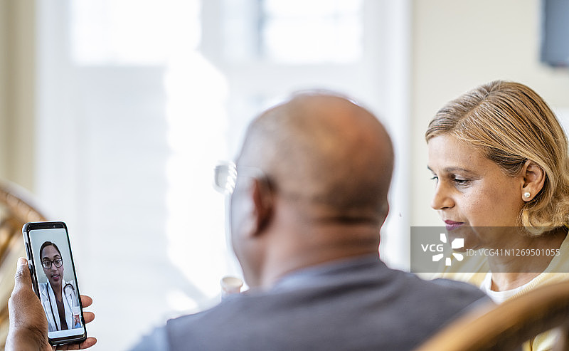 情侣与医生视频通话图片素材