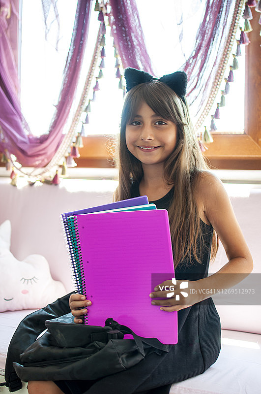 准备上学的可爱女孩图片素材