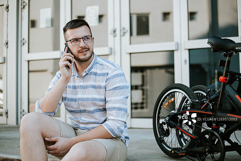 都市男人使用手机图片素材