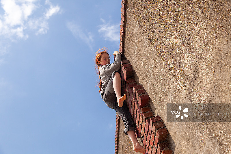 女性力量：攀登墙壁，勇往直前图片素材
