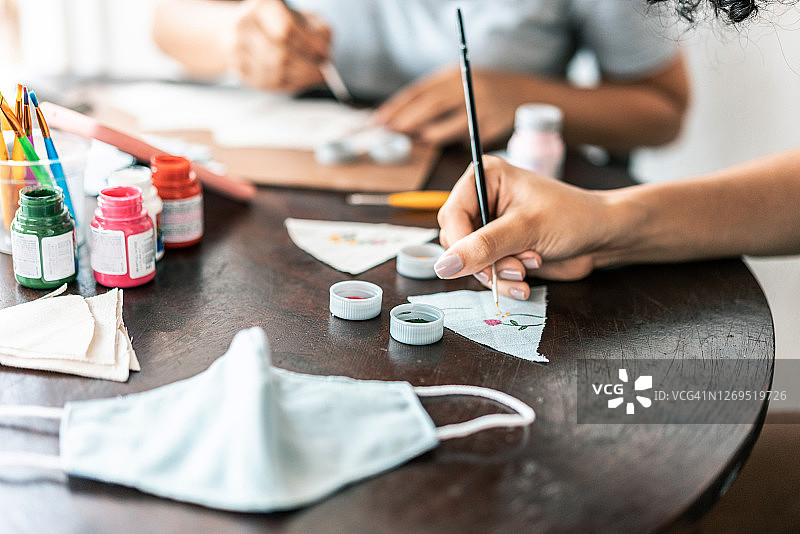 面料颜料和刷子图片素材