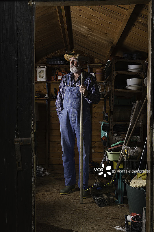 老人在他的棚屋里休息图片素材