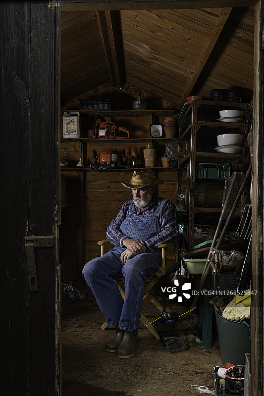 老人在他的棚屋里休息图片素材