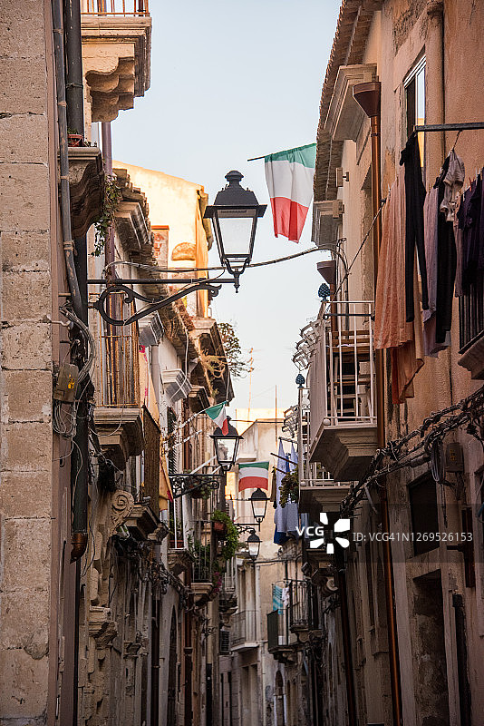 奥提伽插着旗帜的狭窄巷道图片素材