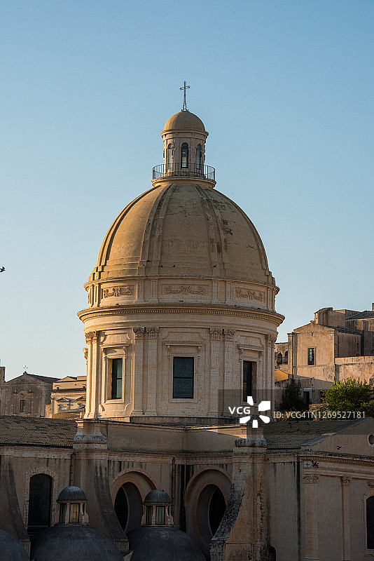 诺托大教堂日落时分的穹顶图片素材