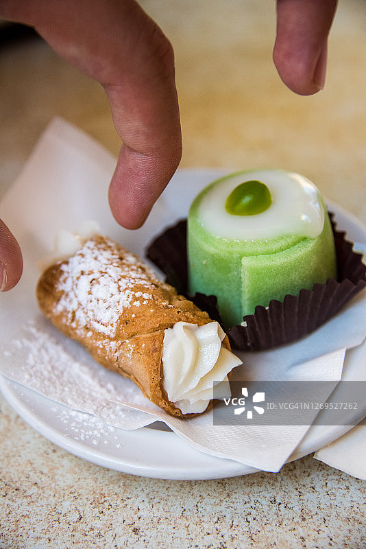 品尝意式奶油甜馅煎饼卷和卡萨塔蛋糕图片素材