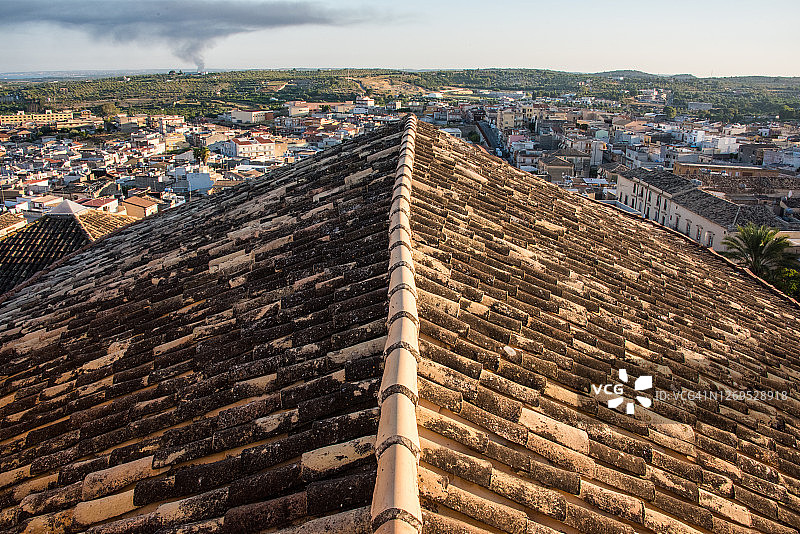 诺托附近火灾冒出的屋顶和浓烟图片素材