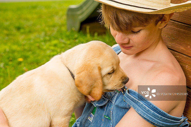 乡村男孩与狗图片素材
