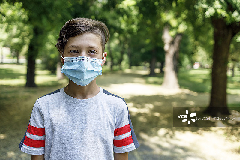 戴着防护面具的男孩图片素材