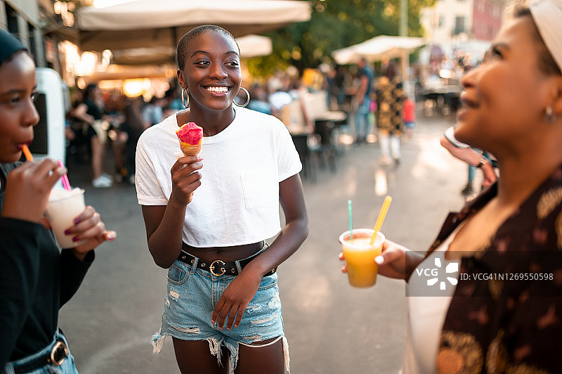 朋友们在长途跋涉后享用茶点图片素材