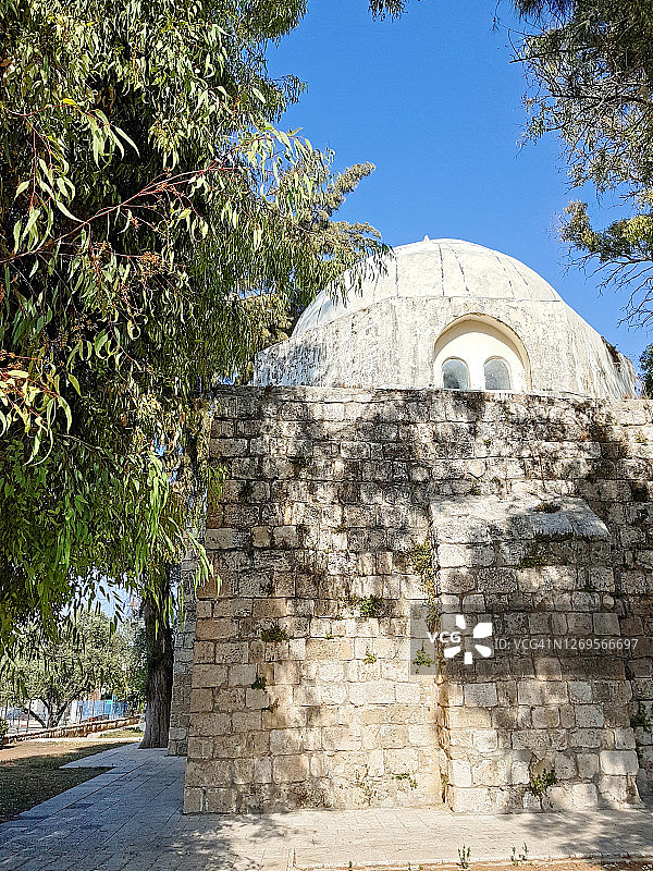 亚夫内Sanhedrin公园的Rabban Gamliel II墓，竖版图片素材