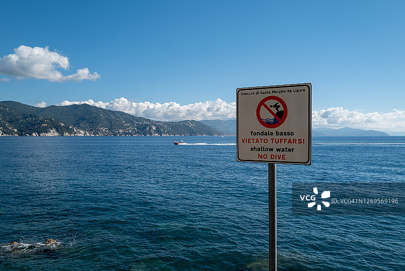 地中海背景下的禁止跳水标志图片素材