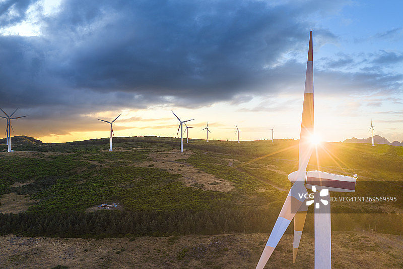 马德拉山高原日出时的风力涡轮机图片素材