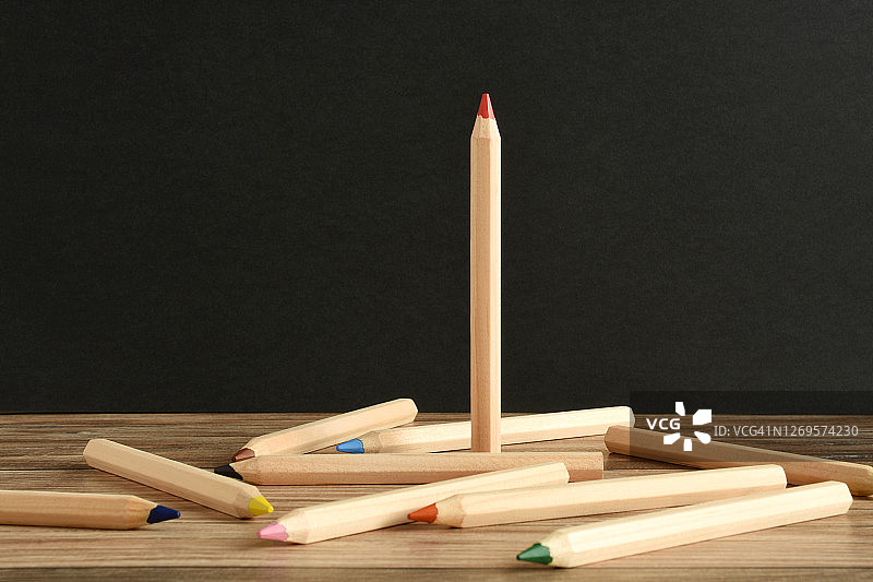 领导力概念：彩色铅笔在桌面上直立图片素材