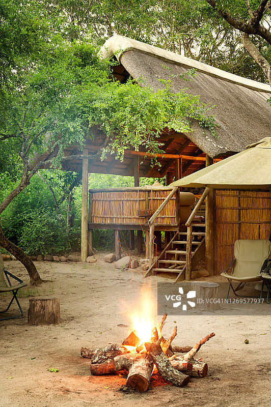 南非游戏公园内有篝火的餐厅，位于坦比大象公园图片素材