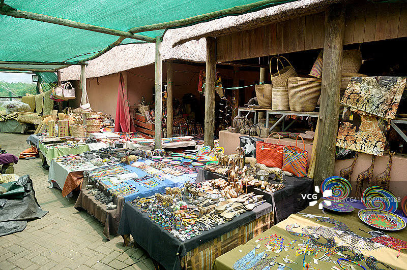 南非夸祖鲁-纳塔尔省的当地手工艺品市场图片素材