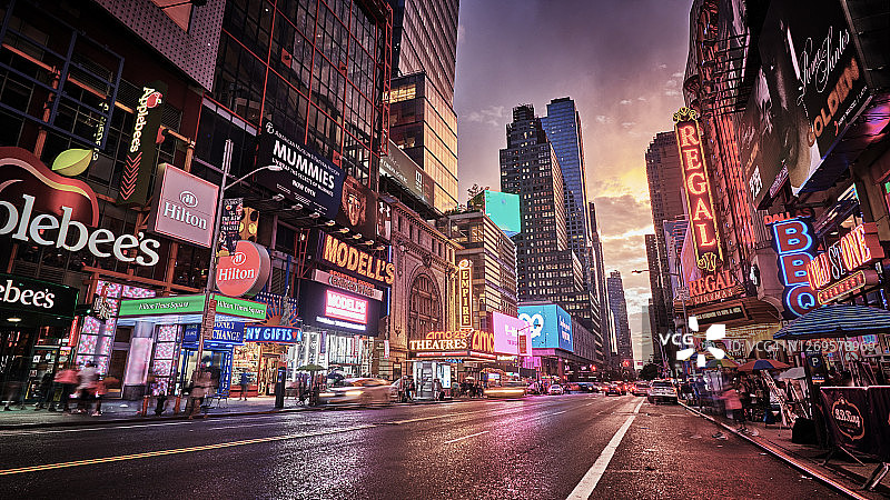 纽约四十二街的辉煌：时代广场的经典景观，绚丽的广告牌，壮丽的日落图片素材
