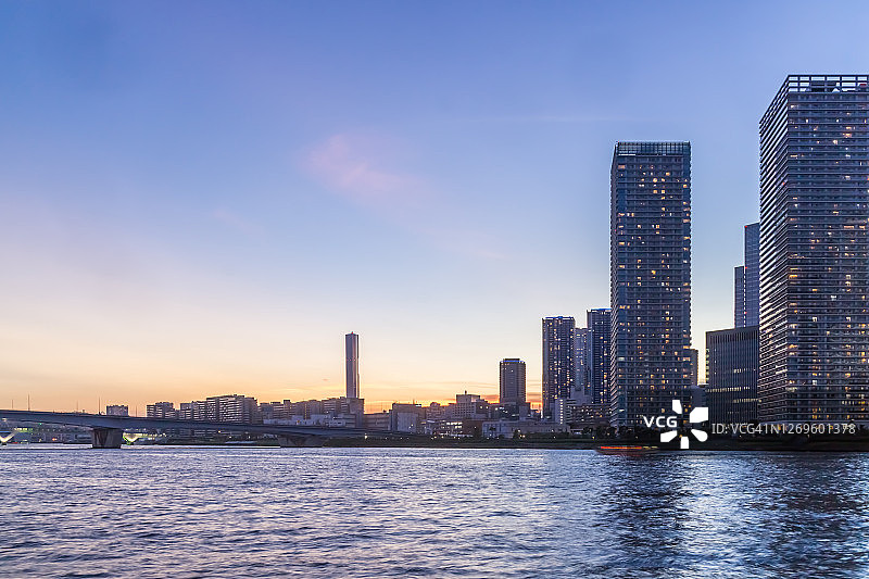 东京丰洲地区的夜景图片素材