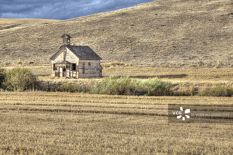 俄勒冈平原上废弃的单间学校图片素材