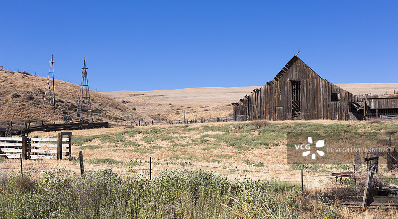 昔日破败的农家宅院图片素材