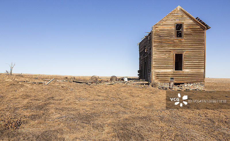 俄勒冈州东部平原上废弃的农舍图片素材