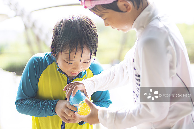 姐弟一起玩玩具图片素材